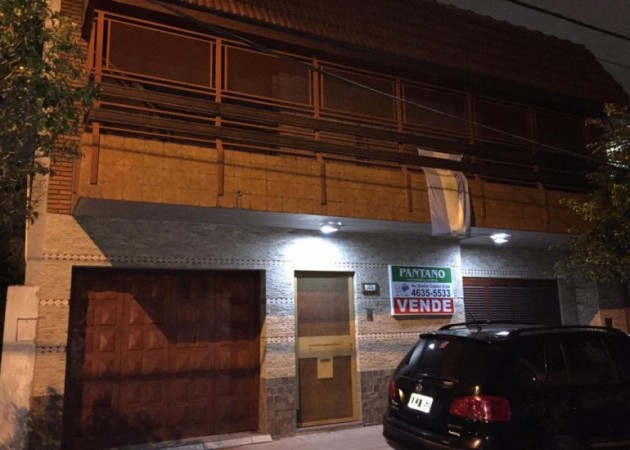 Casa de 4 amb. en 2 plantas con cochera para 2 autos, patio, terraza, gran galpón de 70mts2, lavadero, 3 baños