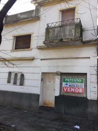 PH de 4 amb. al frente en 2 plantas. Ent. independiente, 3 dormitorios, patio, 3 baños (1 en suite) y balcón. 