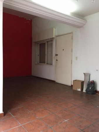 PH de 4 amb. al frente en 2 plantas. Ent. independiente, 3 dormitorios, patio, 3 baños (1 en suite) y balcón. 