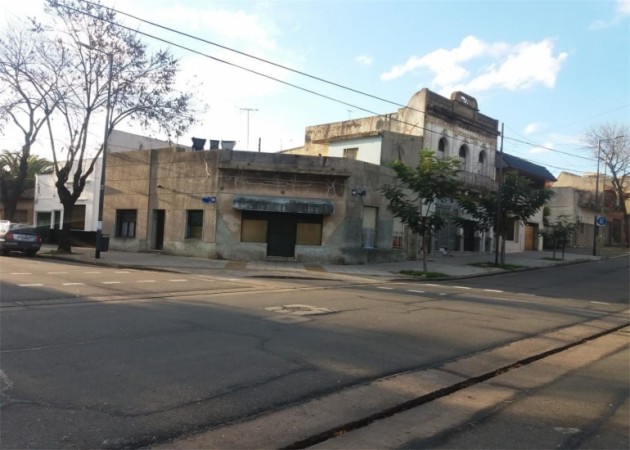 Casa de 3 amb. en lote propio de 14 x 13 mts, con patio y terraza + 2 locales (todo en block) en esquina.