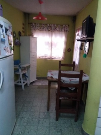 Casa de 3 amb. en lote propio de 14 x 13 mts, con patio y terraza + 2 locales (todo en block) en esquina.