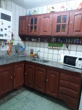 Casa de 3 amb. en lote propio de 14 x 13 mts, con patio y terraza + 2 locales (todo en block) en esquina.