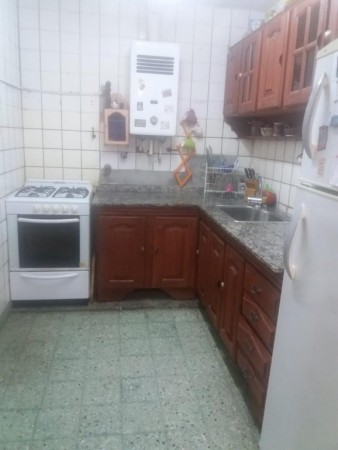Casa de 3 amb. en lote propio de 14 x 13 mts, con patio y terraza + 2 locales (todo en block) en esquina.