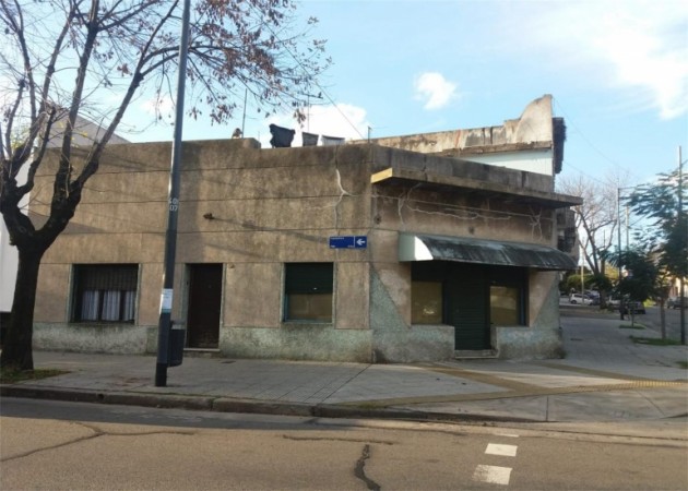 Casa de 3 amb. en lote propio de 14 x 13 mts, con patio y terraza + 2 locales (todo en block) en esquina.