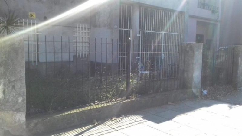 Casa de 4 amb. a refaccionar de 8,66 x 30 mts. con fondo libre, garage para 2 autos, jardín y terraza.