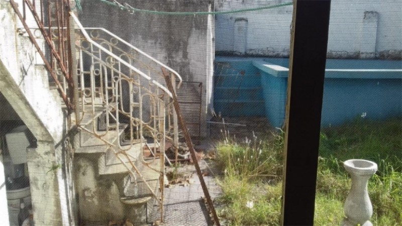Casa de 4 amb. a refaccionar de 8,66 x 30 mts. con fondo libre, garage para 2 autos, jardín y terraza.