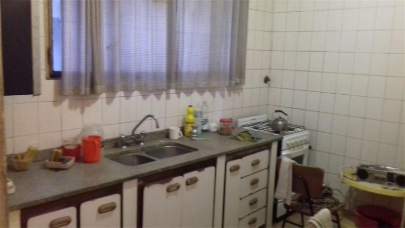 Casa de 4 amb. a refaccionar de 8,66 x 30 mts. con fondo libre, garage para 2 autos, jardín y terraza.