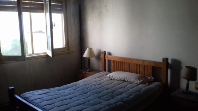 Casa de 4 amb. a refaccionar de 8,66 x 30 mts. con fondo libre, garage para 2 autos, jardín y terraza.