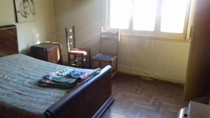Casa de 4 amb. a refaccionar de 8,66 x 30 mts. con fondo libre, garage para 2 autos, jardín y terraza.