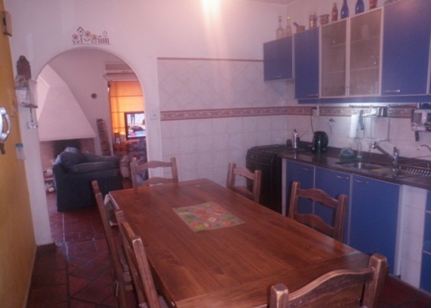 Duplex en 2 plantas de 4 ambientes. Garage, patio con parrilla. Excelente estado !!