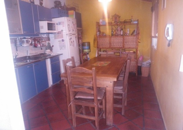 Duplex en 2 plantas de 4 ambientes. Garage, patio con parrilla. Excelente estado !!