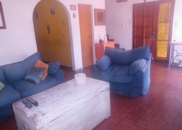 Duplex en 2 plantas de 4 ambientes. Garage, patio con parrilla. Excelente estado !!