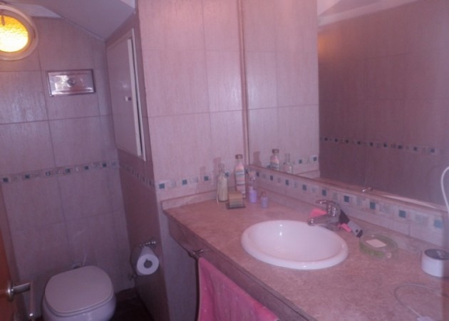 Duplex en 2 plantas de 4 ambientes. Garage, patio con parrilla. Excelente estado !!