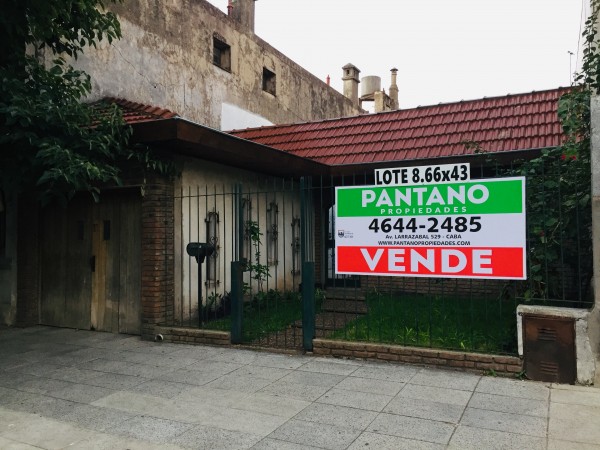 Casa en Lote propio, 4 ambientes con garaje, jardín al frente y fondo parquizado c/ quincho y pileta.