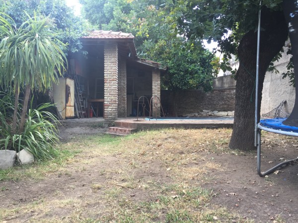 Casa en Lote propio, 4 ambientes con garaje, jardín al frente y fondo parquizado c/ quincho y pileta.