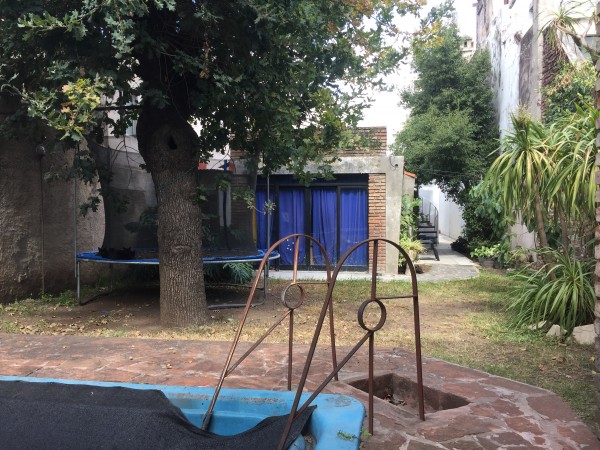 Casa en Lote propio, 4 ambientes con garaje, jardín al frente y fondo parquizado c/ quincho y pileta.