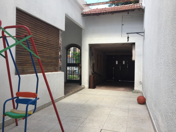 Casa en Lote propio, 4 ambientes con garaje, jardín al frente y fondo parquizado c/ quincho y pileta.