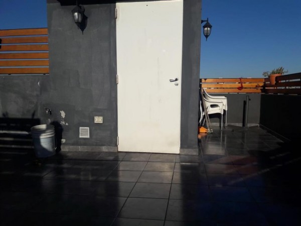 HERMOSO Ph al frente 1 piso por esc. 3 Ambientes, en dos plantas y terraza con parrilla. 2 baños. 