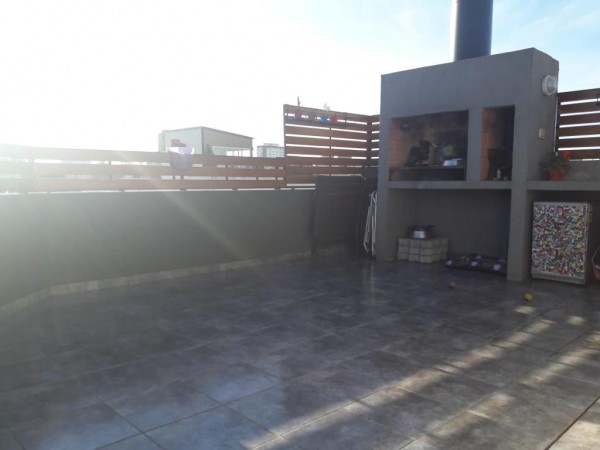 HERMOSO Ph al frente 1 piso por esc. 3 Ambientes, en dos plantas y terraza con parrilla. 2 baños. 