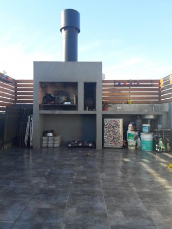HERMOSO Ph al frente 1 piso por esc. 3 Ambientes, en dos plantas y terraza con parrilla. 2 baños. 