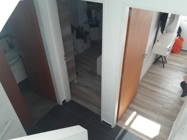 HERMOSO Ph al frente 1 piso por esc. 3 Ambientes, en dos plantas y terraza con parrilla. 2 baños. 