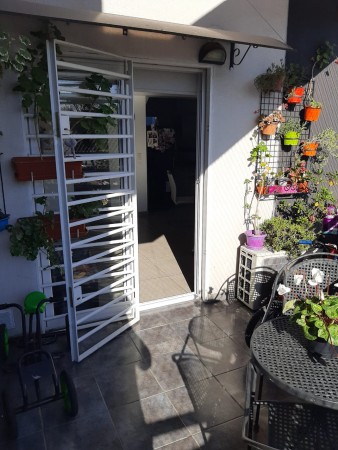 HERMOSO Ph al frente 1 piso por esc. 3 Ambientes, en dos plantas y terraza con parrilla. 2 baños. 
