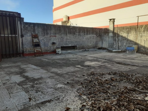 Casa en lote propio de 8.66 x 24 con garaje y un local" EXCELENTE UBICACION" Frente a Inst. San José