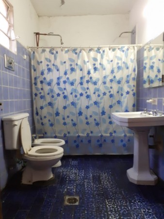 Casa en lote propio de 8.66 x 24 con garaje y un local" EXCELENTE UBICACION" Frente a Inst. San José