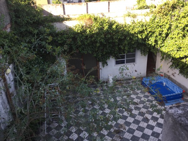 Casa "Estilo Francés" (8.66 x 43) de 8 ambientes, galería, garaje p/ 2 autos, patio, terraza y quincho. 