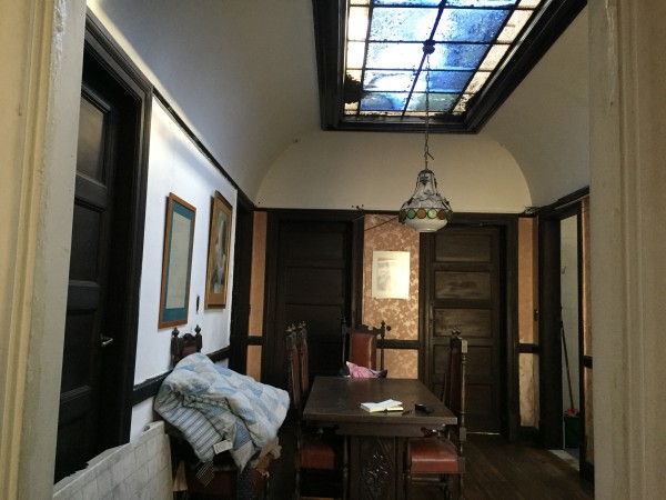 Casa "Estilo Francés" (8.66 x 43) de 8 ambientes, galería, garaje p/ 2 autos, patio, terraza y quincho. 