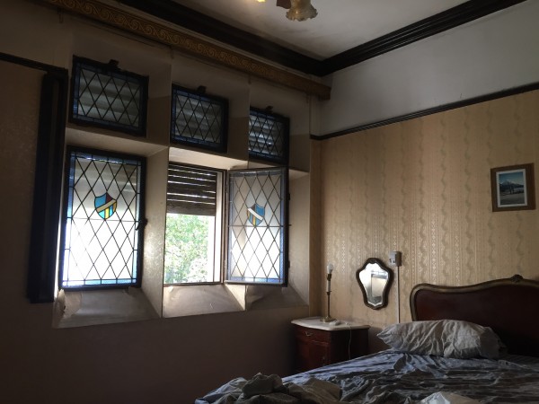 Casa "Estilo Francés" (8.66 x 43) de 8 ambientes, galería, garaje p/ 2 autos, patio, terraza y quincho. 