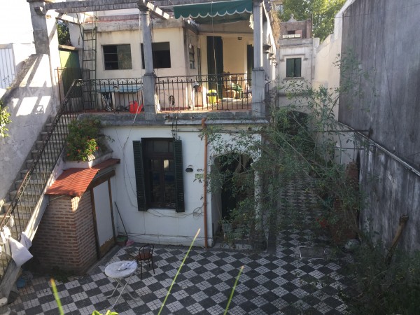 Casa "Estilo Francés" (8.66 x 43) de 8 ambientes, galería, garaje p/ 2 autos, patio, terraza y quincho. 
