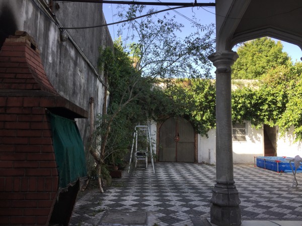 Casa "Estilo Francés" (8.66 x 43) de 8 ambientes, galería, garaje p/ 2 autos, patio, terraza y quincho. 