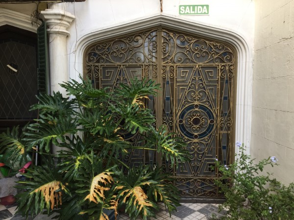 Casa "Estilo Francés" (8.66 x 43) de 8 ambientes, galería, garaje p/ 2 autos, patio, terraza y quincho. 