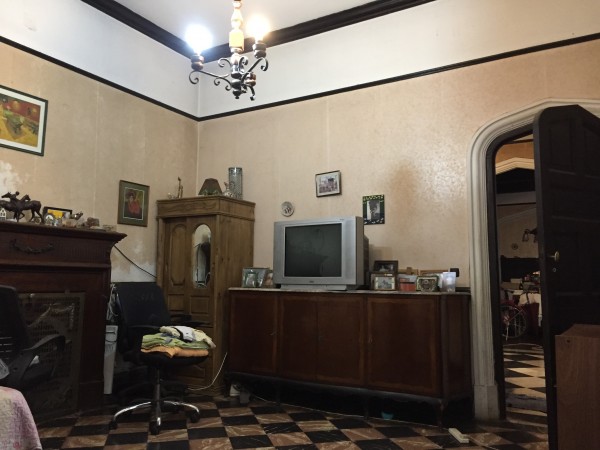 Casa "Estilo Francés" (8.66 x 43) de 8 ambientes, galería, garaje p/ 2 autos, patio, terraza y quincho. 
