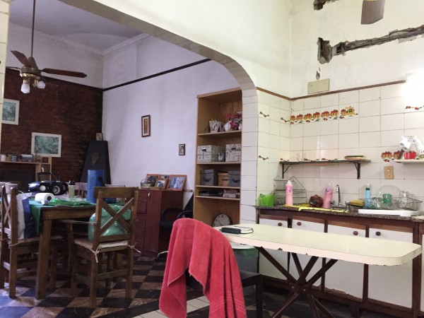 Casa "Estilo Francés" (8.66 x 43) de 8 ambientes, galería, garaje p/ 2 autos, patio, terraza y quincho. 