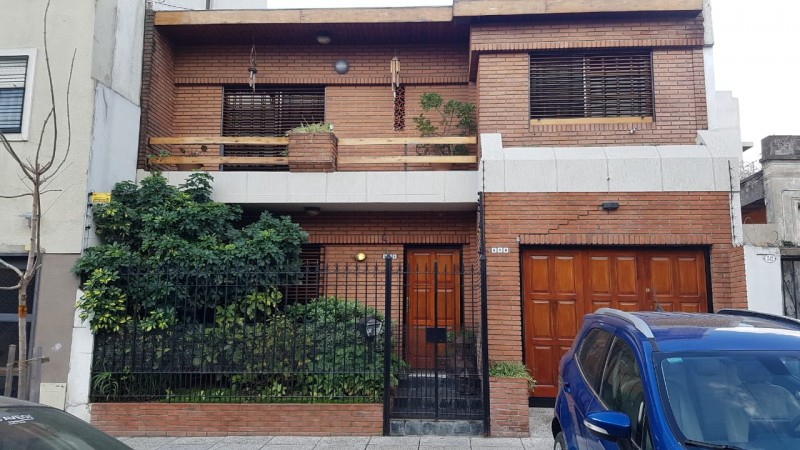 Hermosa casa de 4 amb. en 2 plantas con gran fondo parquizado y piscina climatizada. Garage, patio y 3 baños.