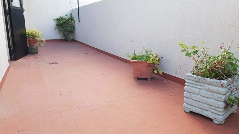 Hermosa casa de 4 amb. en 2 plantas con gran fondo parquizado y piscina climatizada. Garage, patio y 3 baños.