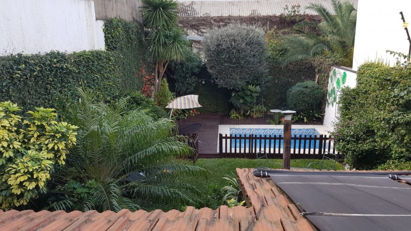Hermosa casa de 4 amb. en 2 plantas con gran fondo parquizado y piscina climatizada. Garage, patio y 3 baños.