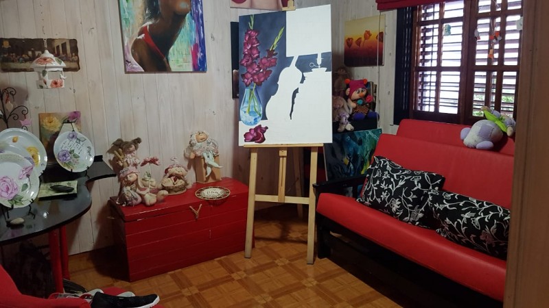 Hermosa casa de 4 amb. en 2 plantas con gran fondo parquizado y piscina climatizada. Garage, patio y 3 baños.