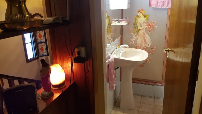 Hermosa casa de 4 amb. en 2 plantas con gran fondo parquizado y piscina climatizada. Garage, patio y 3 baños.