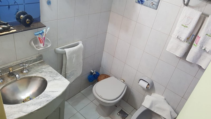 Hermosa casa de 4 amb. en 2 plantas con gran fondo parquizado y piscina climatizada. Garage, patio y 3 baños.