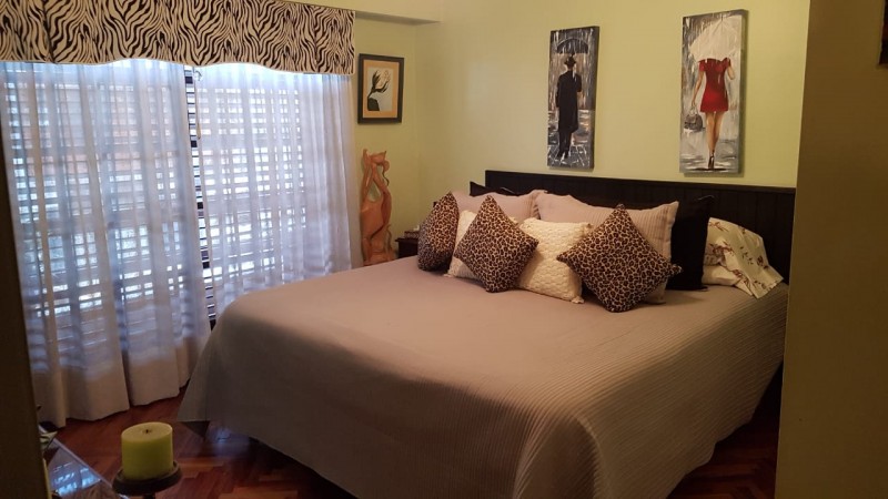 Hermosa casa de 4 amb. en 2 plantas con gran fondo parquizado y piscina climatizada. Garage, patio y 3 baños.