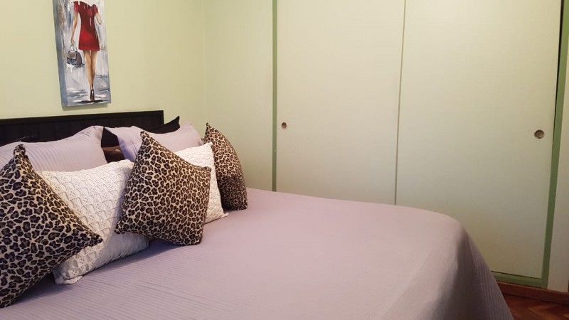 Hermosa casa de 4 amb. en 2 plantas con gran fondo parquizado y piscina climatizada. Garage, patio y 3 baños.