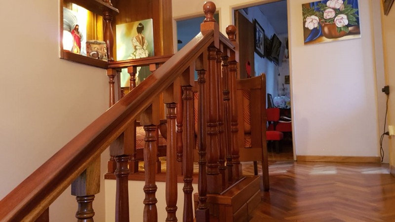 Hermosa casa de 4 amb. en 2 plantas con gran fondo parquizado y piscina climatizada. Garage, patio y 3 baños.