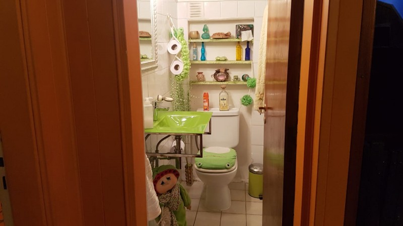 Hermosa casa de 4 amb. en 2 plantas con gran fondo parquizado y piscina climatizada. Garage, patio y 3 baños.