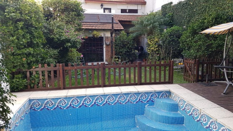 Hermosa casa de 4 amb. en 2 plantas con gran fondo parquizado y piscina climatizada. Garage, patio y 3 baños.