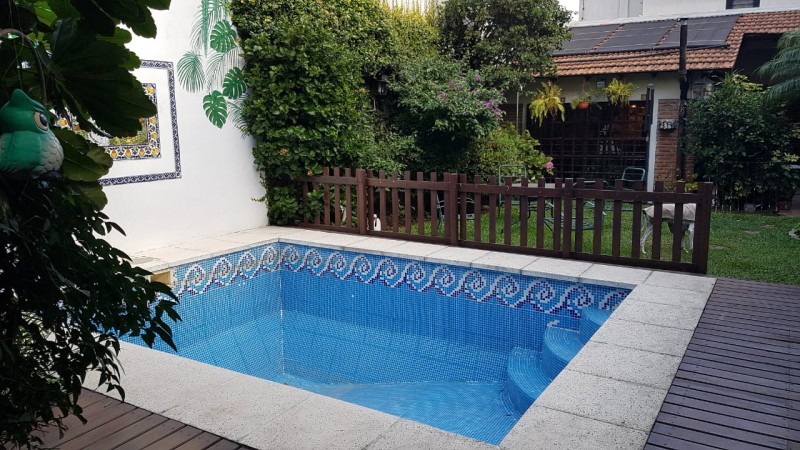 Hermosa casa de 4 amb. en 2 plantas con gran fondo parquizado y piscina climatizada. Garage, patio y 3 baños.