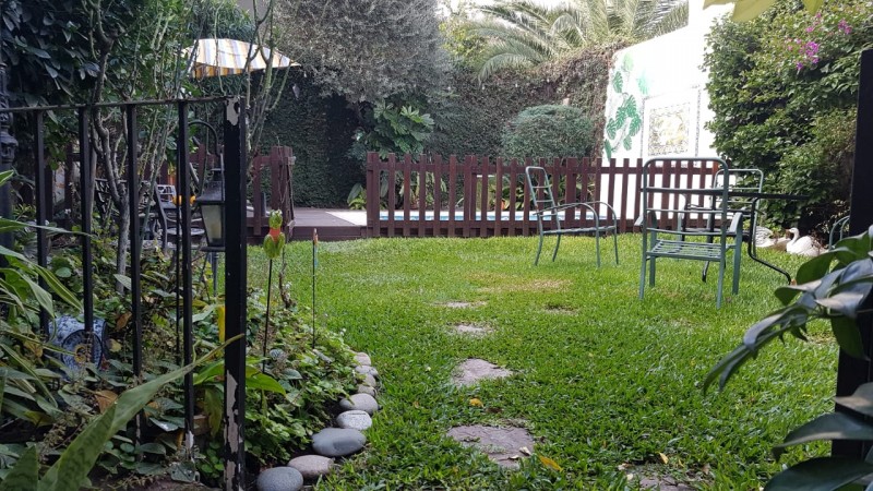 Hermosa casa de 4 amb. en 2 plantas con gran fondo parquizado y piscina climatizada. Garage, patio y 3 baños.