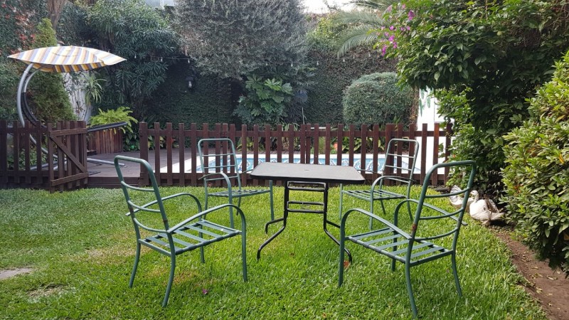 Hermosa casa de 4 amb. en 2 plantas con gran fondo parquizado y piscina climatizada. Garage, patio y 3 baños.